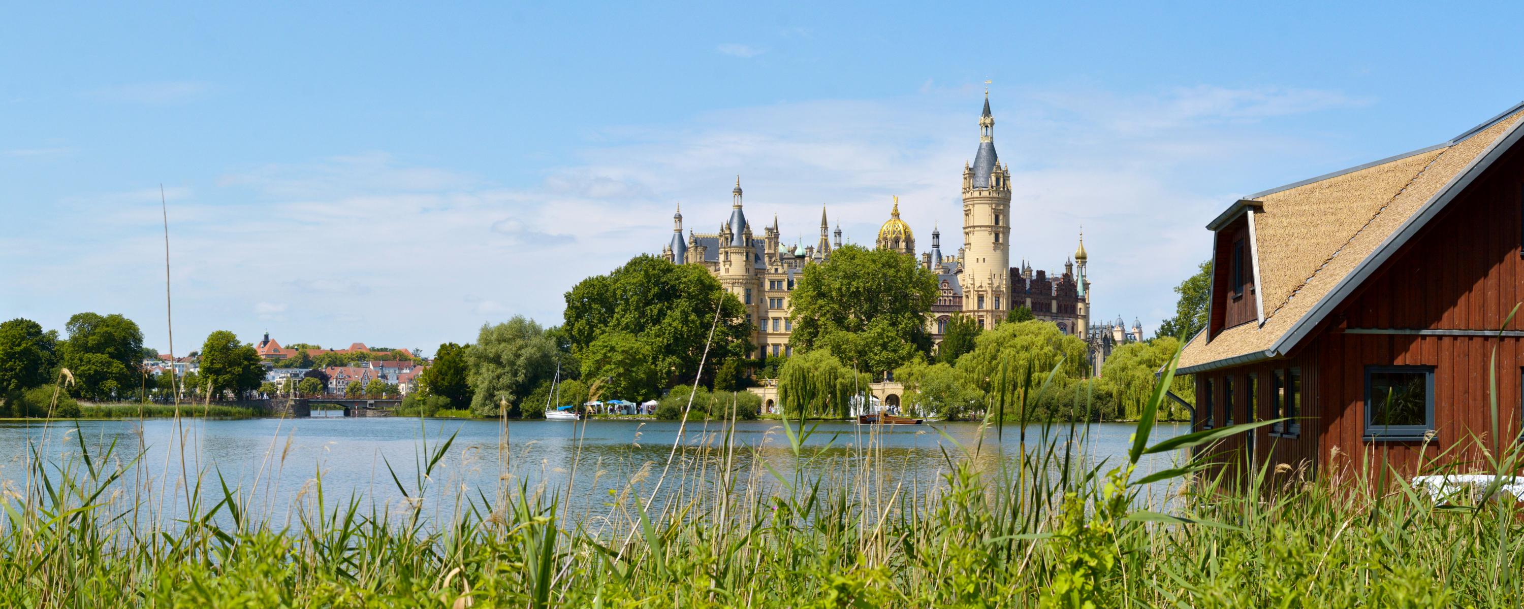 Sicht auf Schweriner Schloss über den Schweriner Außensee am Franzosenweg