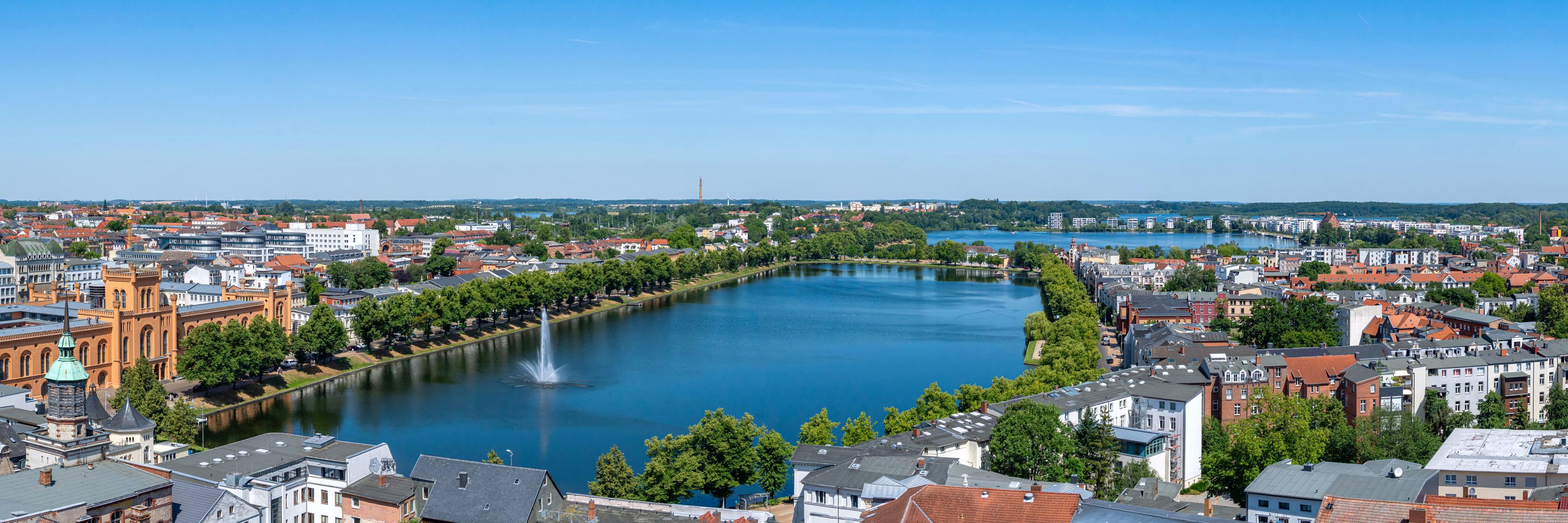 Aussicht auf den Pfaffenteich in Schwerin als Panoramabild vom Dom