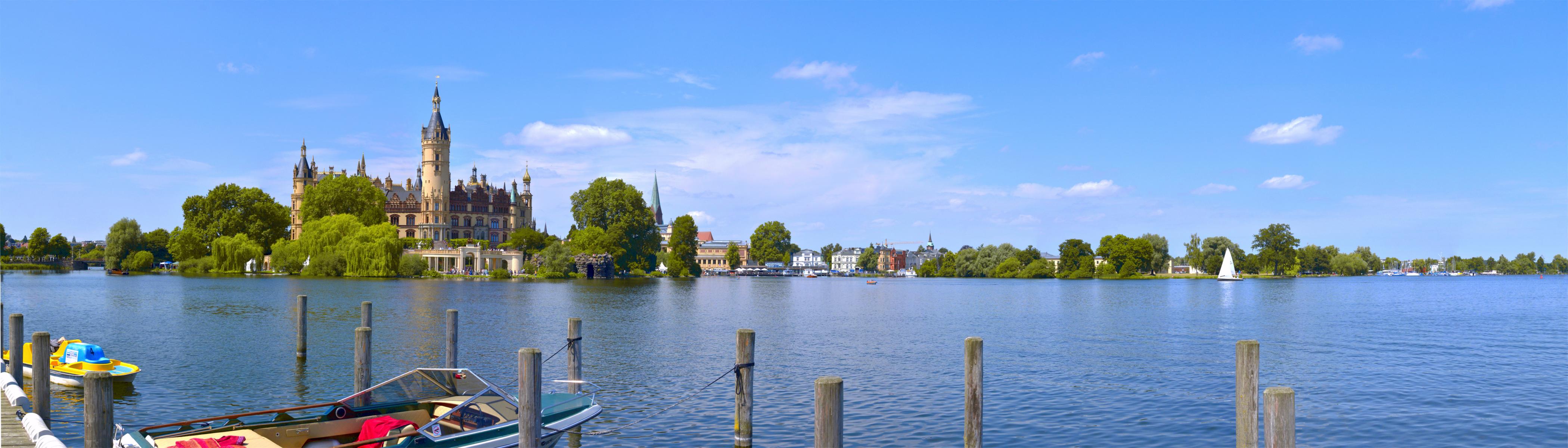 Panoramasicht auf den Schweriner See mit Schloß im Sommer