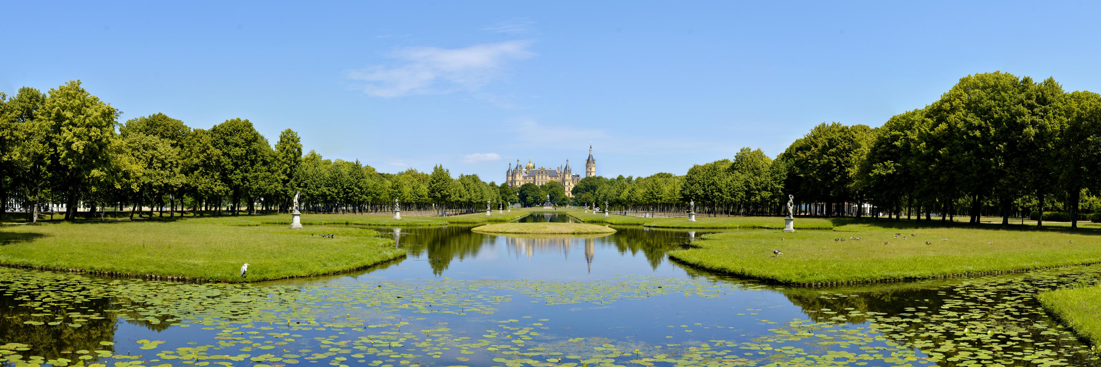 Blick auf das Schweriner Schloss im Schlossgarten