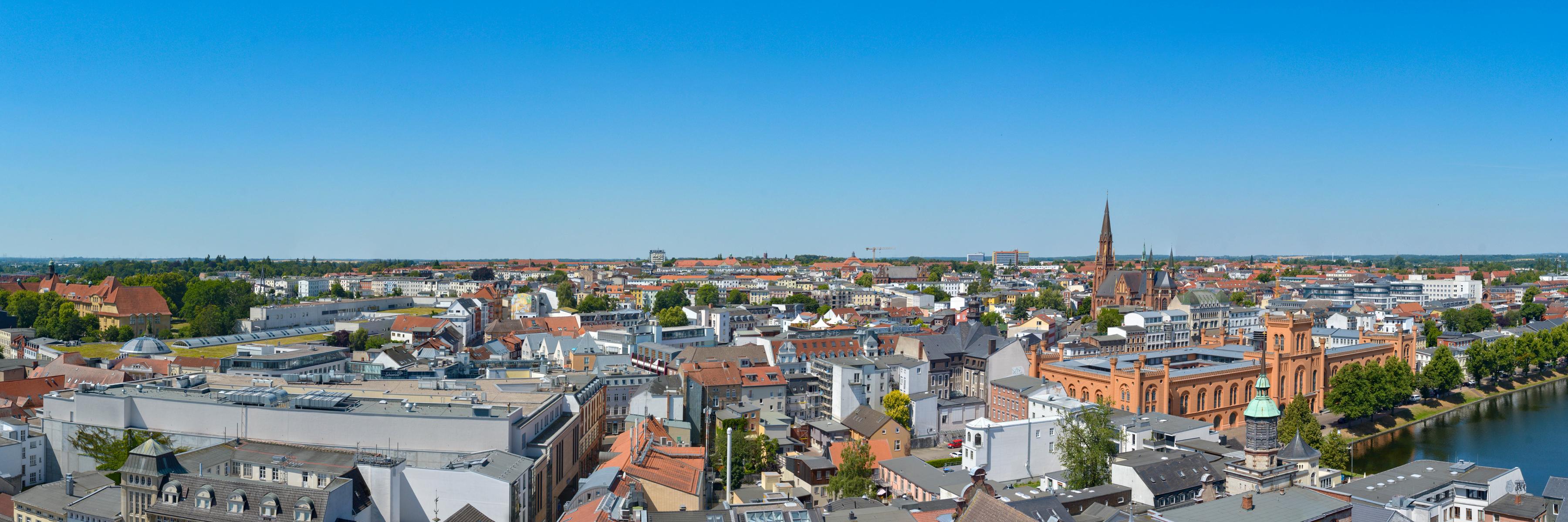 Panoramablick von oben auf die Paulskirche Schwerin und über die Hausdächer