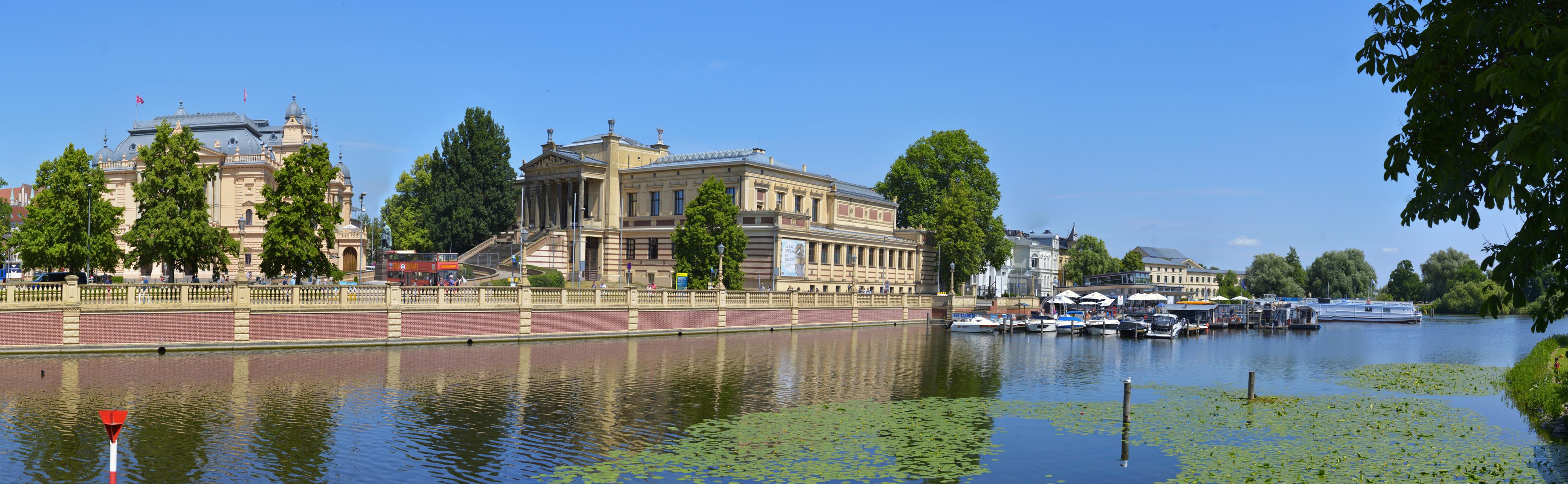 Panoramablick auf den Schweriner Hafen im Sommer mit Sicht auf das Museum