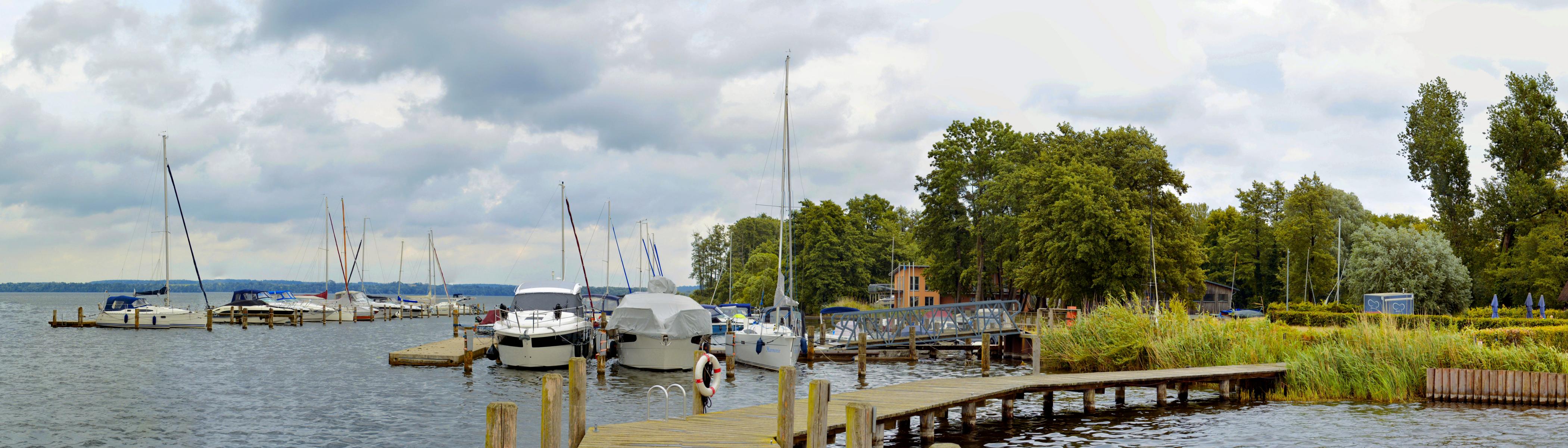 Panoramablick auf den Anlegehafen der Schloßbucht in Schwerin mit Segelschiffen und Anlegesteg