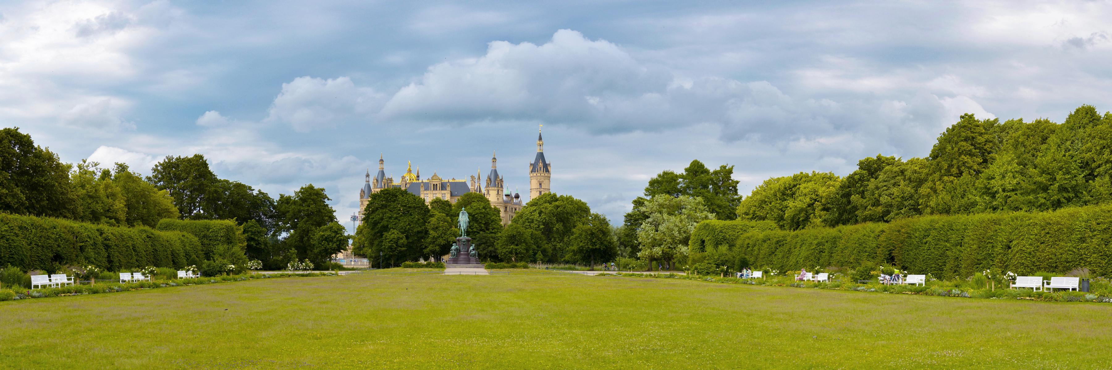Panoramablick durch den Schlossarten auf das Schloss Schwerin