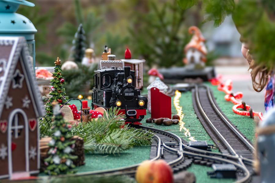 Modell-Lok auf Gleisen mit Weihnachtsbaum weihnachtlich geschmückt