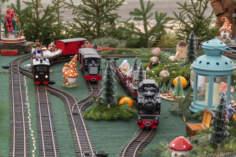 Drei Modell-Loks auf weihnachtlich dekorierter Modellbahnplatte.