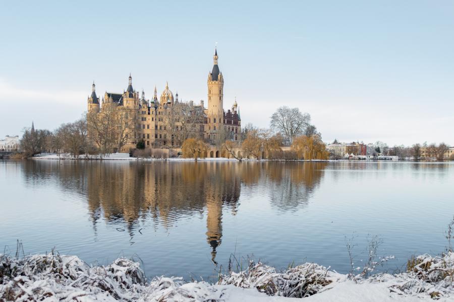 Großer Schneemann im Schlossgarten im Winter