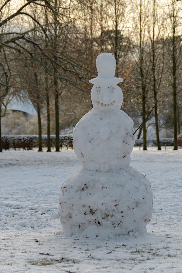 Großer Schneemann im Schlossgarten im Winter