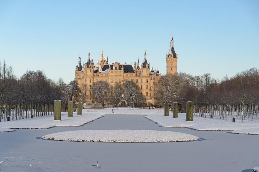 Schweriner Schloss mit Schlossgarten im Winter 2026