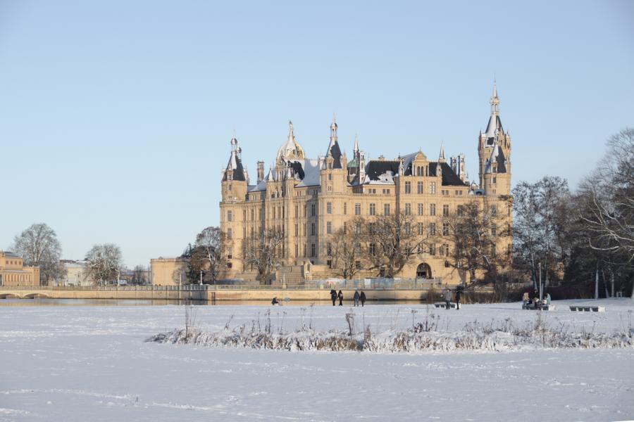 Schweriner Schloss mit Schnee im Winter