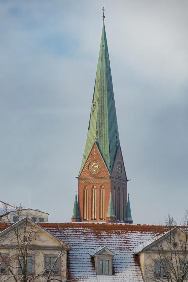 Schweriner Domturm im Winter von Weitem