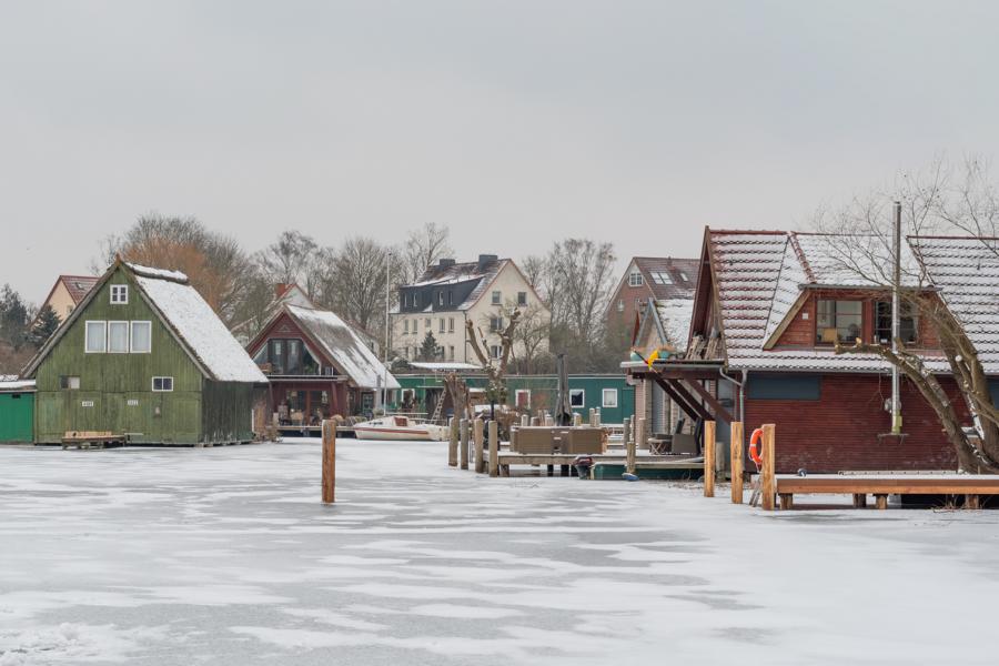Bootshäuser am Heidensee Schwerin im Winter mit zugefrorenen See